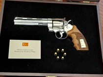 Turki Hadiahi Peserta KTT NATO Revolver Langka