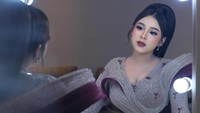 Niken Salindry menggelar acara wayang di rumahnya dalam merayakan ulang tahun ke-18. Full banget orang-orang itu dari Jakarta, Bandung, Kalimantan, sampai gak cukup rumahku gara-gara semua orang mau masuk, ujarnya dilihat di YouTube Insertlive, Sabtu (11/7/2026). (Foto: dok Instagram zie.makeupartist)