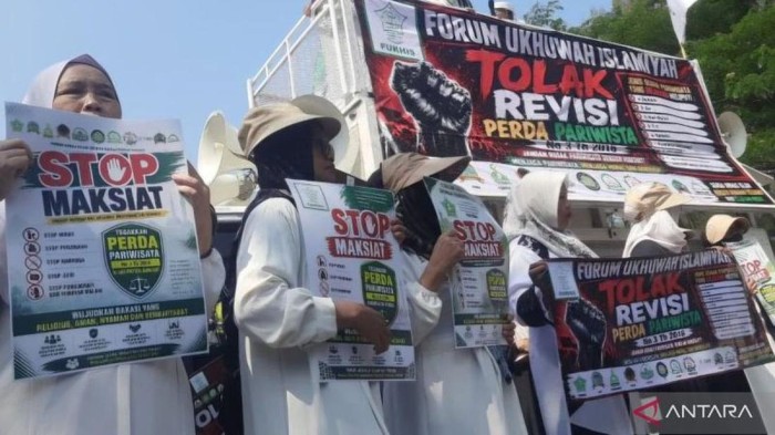 Aksi massa yang menyuarakan penolakan terhadap revisi perda soal tempat hiburan malam di gerbang kompleks perkantoran Pemerintah Kabupaten Bekasi, Jawa Barat, Kamis (9/7/2026).