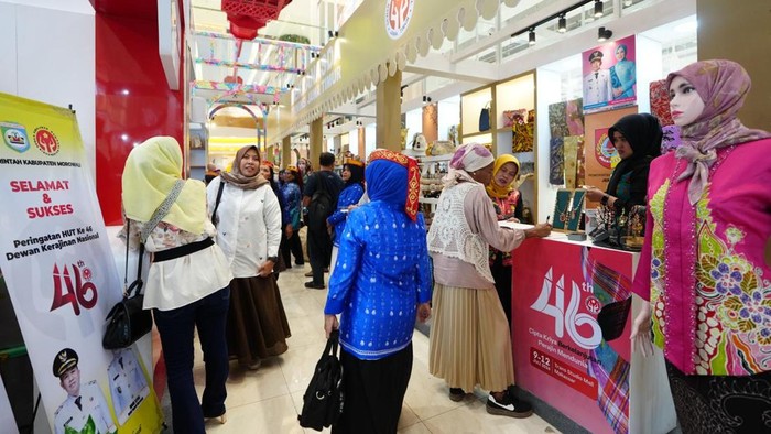 Pameran kriya dan wastra sebagai rangkaian acara HKG PKK-HUT Dekranas di Makassar.