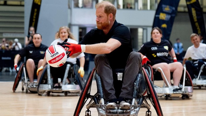 Pangeran Harry dari Inggris mencuri perhatian saat menghadiri pertandingan rugby kursi roda di National Exhibition Centre (NEC), Marston Green, dekat Birmingham, Inggris, pada Jumat (10/7/2026). Kehadirannya menjadi bagian dari rangkaian peringatan satu tahun menuju penyelenggaraan Invictus Games 2027, REUTERS/Aaron Chown