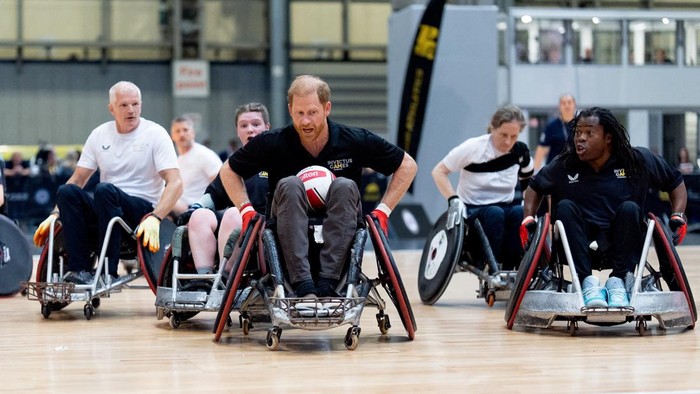Pangeran Harry dari Inggris mencuri perhatian saat menghadiri pertandingan rugby kursi roda di National Exhibition Centre (NEC), Marston Green, dekat Birmingham, Inggris, pada Jumat (10/7/2026). Kehadirannya menjadi bagian dari rangkaian peringatan satu tahun menuju penyelenggaraan Invictus Games 2027, REUTERS/Aaron Chown