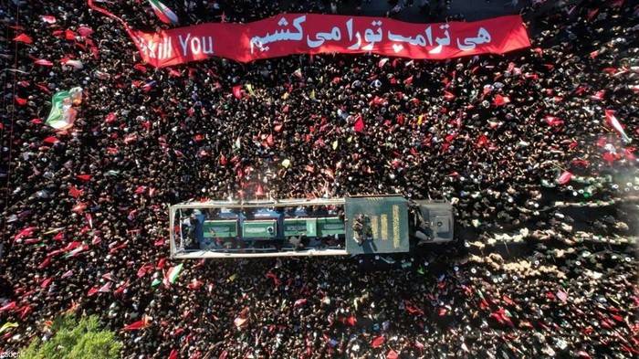 Para pelayat mengelilingi arak-arakan peti jenazah Khamenei di Mashhad sebelum pemakaman dilakukan di Makam Suci Imam Reza pada Kamis (9/7) malam waktu setempat (Office of the Iranian Supreme Leader/ Handout via REUTERS) 
