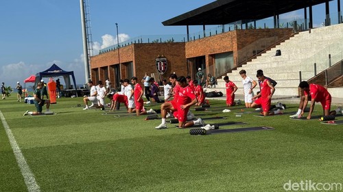 Para pemain Timnas Indonesia melakukan latihan kebugaran fisik di pemusatan latihan Bali United Training Center, Pantai Purnama, Gianyar, Jumat (10/7/2026).