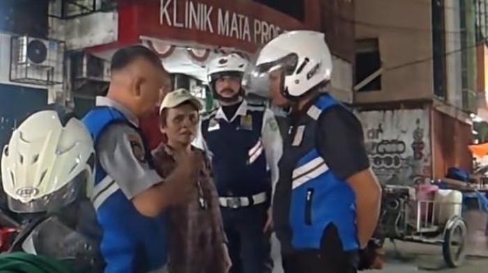 Petugas Dishub menemui jukir yang mengaku membayar setoran ke Ormas.