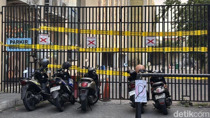 Pelaku usaha di Surabaya ditindak karena tidak taat aturan parkir.