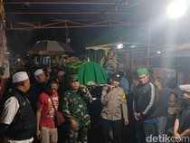 Ratusan Bonek Sambut Kedatangan Pemakaman Jenazah Andie Peci Di Madiun