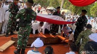 Tangisan Iringi Pemakaman Jenazah Rachmat Gobel di TMP Kalibata