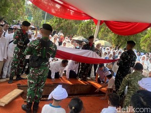 Tangisan Iringi Pemakaman Jenazah Rachmat Gobel di TMP Kalibata