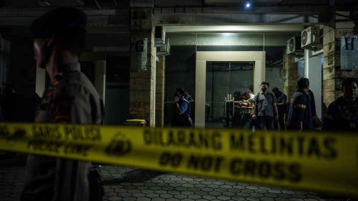 Polisi melakukan penggeledahan terkait penyidikan kasus dugaan korupsi tindak pidana pencucian uang (TPPU) di sebuah ruko, Jalan Asem 2, Cipete Selatan, Jakarta, Kamis (9/7/2026). Penggeledahan di lokasi ke-13 tersebut dalam rangka penyidikan kasus yang melibatkan PT PLN (Persero), PT Asabri (Persero) dan PT Krakatau Steel, setelah sebelumnya penyidik melakukan penggeledahan di 12 lokasi berbeda. ANTARA FOTO/Bayu Pratama S/nz
