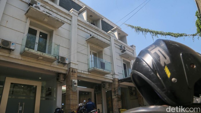 Jurnalis merekam suasana ruko di Jalan Asem II, Cipete, Jakarta Selatan, Jumat (10/7/2026). Penggeledahan tersebut terkait dengan pengusutan kasus dugaan korupsi.