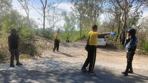 Polisi saat melakukan olah TKP penemuan bayi di hutan Mnera Kabnono, Kupang, NTT, Jumat (10/7/2026). (Dok. Polres Kupang).