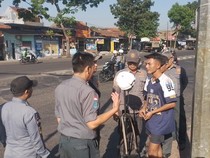 Satpol PP Tertibkan Live Streamer Pria Pakai Rok Balet di Jalanan Bandung