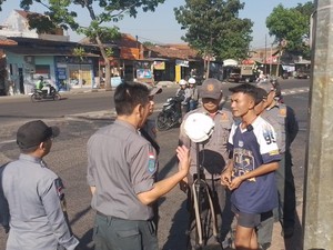 Satpol PP Tertibkan Live Streamer Pria Pakai Rok Balet di Jalanan Bandung