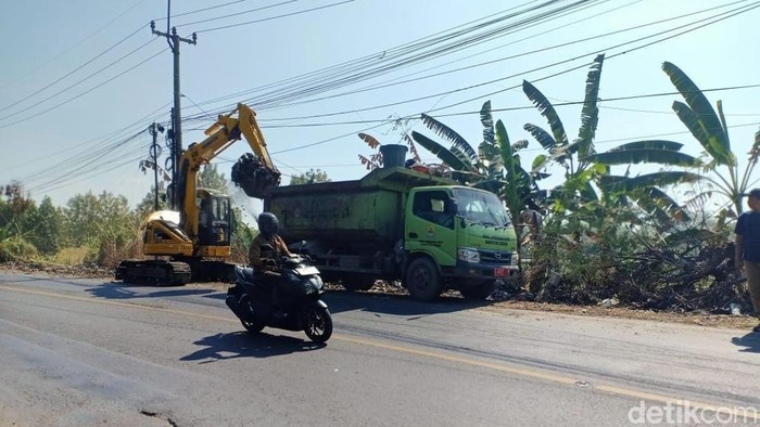 Pengangkutan sampah di TPS liar di jalur Cirebon-Bandung
