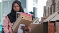 Program ini menyasar siswa dari keluarga miskin, anak yatim atau piatu, serta masyarakat yang masuk kelompok desil kesejahteraan terendah menjelang tahun ajaran baru. ANTARA FOTO/Didik Suhartono 