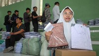 Bantuan meliputi seragam sekolah, seragam pramuka, sepatu, dan kaus kaki untuk mendukung kebutuhan belajar. ANTARA FOTO/Didik Suhartono 