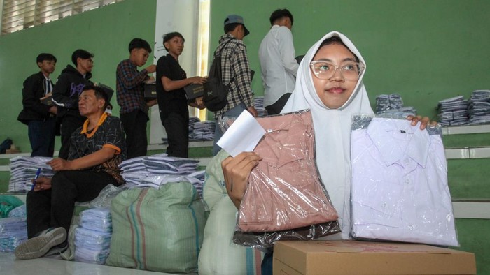 Pelajar mendapatkan perlengkapan sekolah di Gelanggang Remaja, Surabaya, Jawa Timur, Jumat (10/7/2026). Pemkot Surabaya membagikan paket perlengkapan sekolah berupa seragam putih abu-abu, seragam pramuka, sepatu, dan kaus kaki kepada pelajar SMA/SMK/MA sederajat yang berasal dari keluarga miskin dan prasejahtera, anak yatim atau piatu, serta masyarakat yang masuk dalam kelompok desil kesejahteraan terendah. ANTARA FOTO/Didik Suhartono/nz