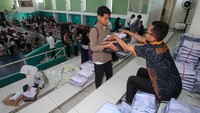 Pelajar menerima paket perlengkapan sekolah di Gelanggang Remaja, Surabaya, Jawa Timur, Jumat (10/7/2026). Pemerintah Kota Surabaya menyalurkan bantuan bagi siswa SMA/SMK/MA sederajat dari keluarga prasejahtera dan kelompok rentan. ANTARA FOTO/Didik Suhartono
