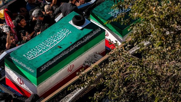 Peti jenazah Khamenei diarak untuk terakhir kalinya di Mashhad sebelum dimakamkan di Makam Suci Imam Reza pada Kamis (9/7) malam waktu setempat