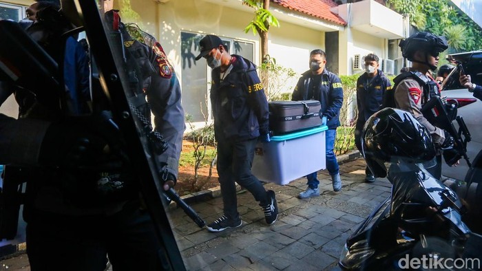 Suasana di Markas Polda Metro Jaya, Jakarta, tampak lebih ketat dari biasanya pada Jumat (10/7/2026). Pengamanan diperkuat di sejumlah titik menyusul rangkaian penyidikan dugaan tindak pidana korupsi yang tengah ditangani aparat kepolisian.