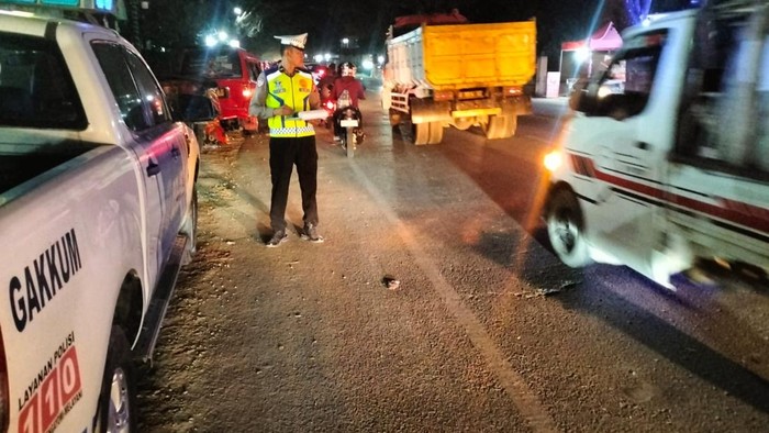 Polisi melakukan penanganan di lokasi kecelakaan di Limbung, Gowa.