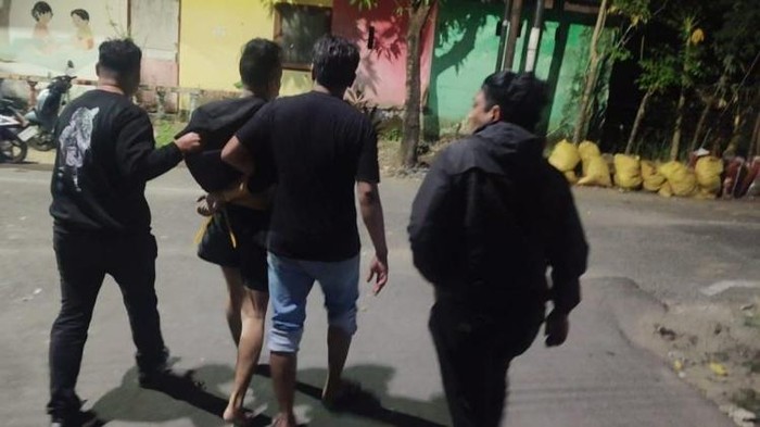 Polisi menangkap pelaku begal di Makassar.