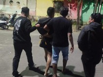 Pemotor Dibegal-Diancam Pakai Badik Saat Cek HP di Pinggir Jalan Makassar