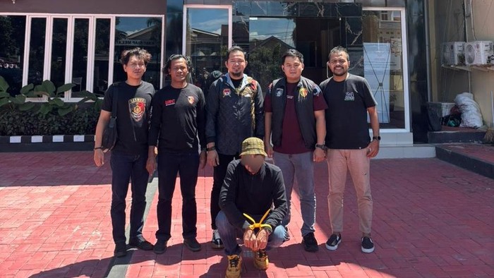 Polisi menangkap pria berinisial HPL (50) setelah 16 bulan buron kasus dugaan penipuan modus jual beli mobil di Kota Makassar.