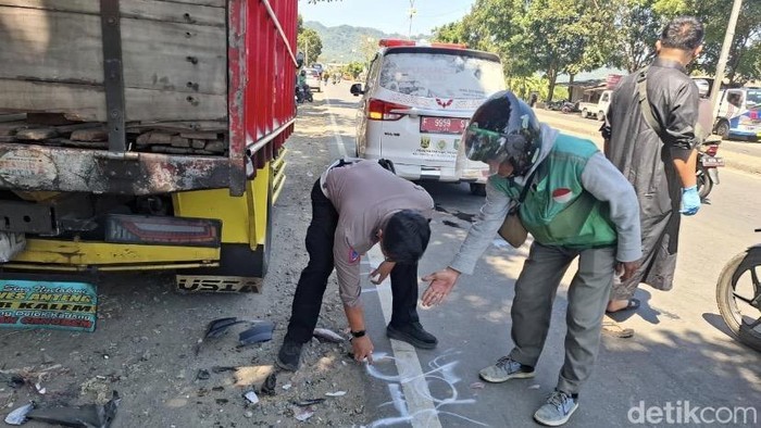 Polisi saat melakukan olah TKP kecelakaan maut di Sukabumi