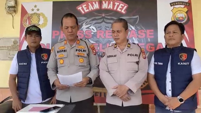 ScreenshotPolisi saat merilis kasus uang palsu di Bengkulu