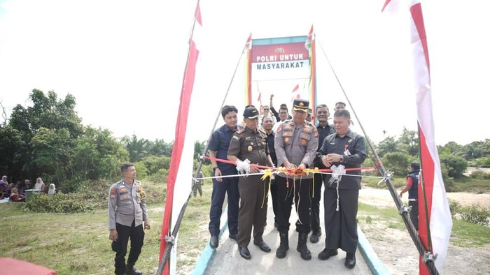 Polres Kuansing meresmikan 7 Jembatan Merah Putih Presisi di momen Hari Bhayangkara ke-80, Rabu (8/7/2026).