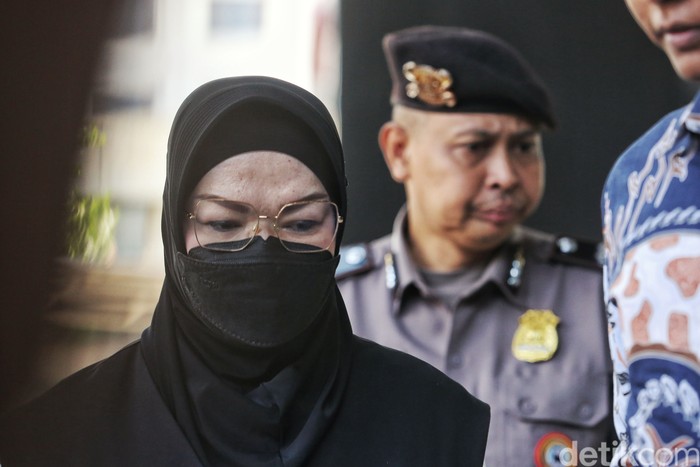 Bupati Sukoharjo Etik Suryani tiba di Gedung Komisi Pemberantasan Korupsi (KPK), Jakarta, Jumat (10/7/2026), usai terjaring operasi tangkap tangan (OTT). Penyidik membawa Etik untuk menjalani pemeriksaan lebih lanjut.