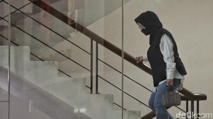 Bupati Sukoharjo Etik Suryani tiba di Gedung Komisi Pemberantasan Korupsi (KPK), Jakarta, Jumat (10/7/2026), usai terjaring operasi tangkap tangan (OTT). Penyidik membawa Etik untuk menjalani pemeriksaan lebih lanjut.