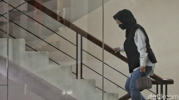 Potret Bupati Sukoharjo Tiba di Gedung KPK Usai Terjaring OTT Dugaan Pemerasan Bupati Sukoharjo Etik Suryani tiba di Gedung Komisi Pemberantasan Korupsi (KPK), Jakarta, Jumat (10/7/2026), usai terjaring operasi tangkap tangan (OTT). Penyidik membawa Etik untuk menjalani pemeriksaan lebih lanjut.