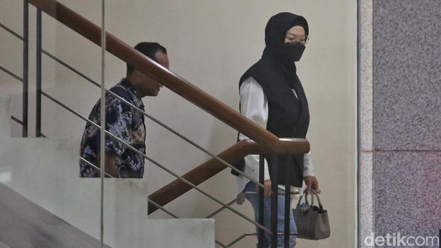 Potret Bupati Sukoharjo Tiba di Gedung KPK Usai Terjaring OTT Dugaan Pemerasan Bupati Sukoharjo Etik Suryani tiba di Gedung Komisi Pemberantasan Korupsi (KPK), Jakarta, Jumat (10/7/2026), usai terjaring operasi tangkap tangan (OTT). Penyidik membawa Etik untuk menjalani pemeriksaan lebih lanjut.