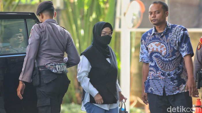 Bupati Sukoharjo Etik Suryani tiba di Gedung Komisi Pemberantasan Korupsi (KPK), Jakarta, Jumat (10/7/2026), usai terjaring operasi tangkap tangan (OTT). Penyidik membawa Etik untuk menjalani pemeriksaan lebih lanjut.