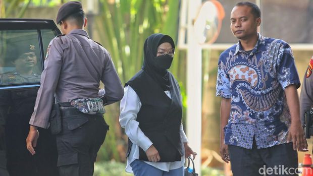 Potret Bupati Sukoharjo Tiba di Gedung KPK Usai Terjaring OTT Dugaan Pemerasan Bupati Sukoharjo Etik Suryani tiba di Gedung Komisi Pemberantasan Korupsi (KPK), Jakarta, Jumat (10/7/2026), usai terjaring operasi tangkap tangan (OTT). Penyidik membawa Etik untuk menjalani pemeriksaan lebih lanjut.