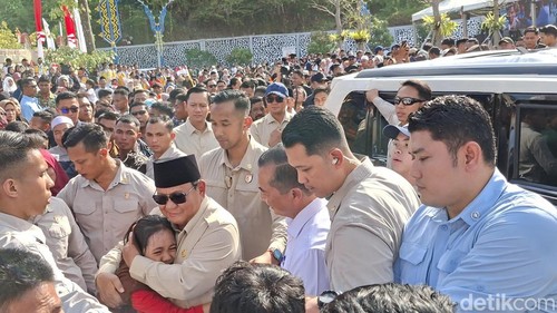 Presiden Prabowo Subianto saat menyapa warga NTB usai meresmikan bendungan Meninting, Jumat (10/7/2026). (Foto: Ahmad Viqi/detikBali).