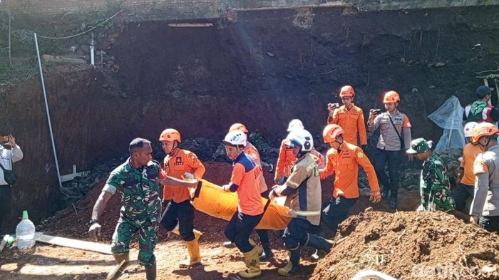 Proses evakuasi pekerja proyek pembangunan kos-kosan di Jatinangor.