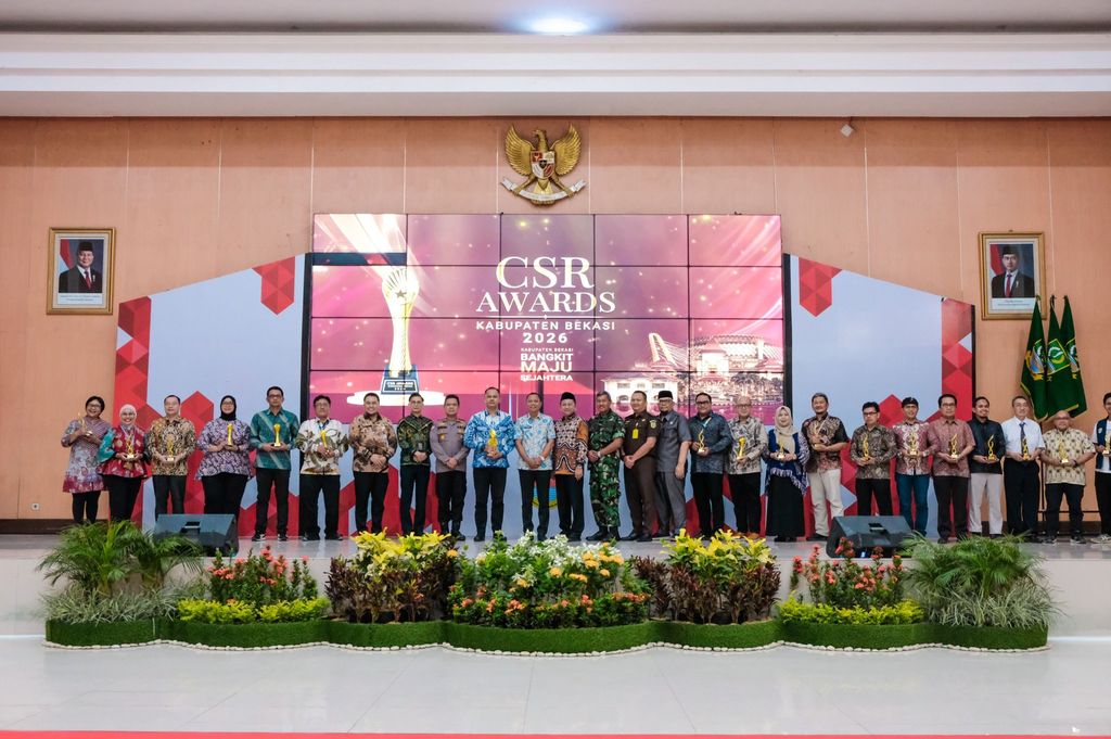 PT Hyundai Motor Manufacturing Indonesia, direpresentasikan Direktur Produksi, Wiranata Suganda, menerima penghargaan dari Pemerintah Kabupaten Bekasi. PT Hyundai Motor Manufacturing Indonesia, direpresentasikan Direktur Produksi, Wiranata Suganda, menerima penghargaan dari Pemerintah Kabupaten Bekasi. (Dok. PT Hyundai Motor Manufacturing Indonesia)