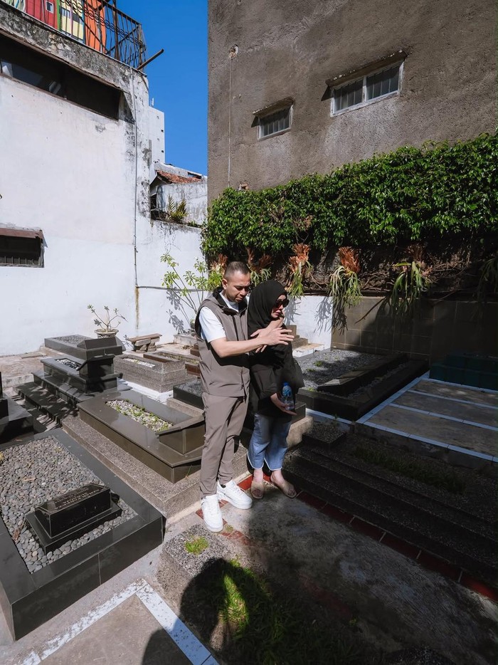 Raffi Ahmad ziarah ke makam orang tua