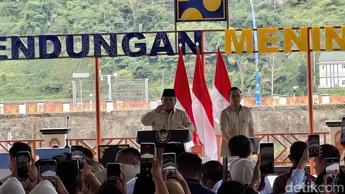 Ribuan warga antusias menyambut kedatangan Presiden Prabowo Subianto di Bendungan Meninting, Lombok Barat, NTB, Jumat (10/7/2026).