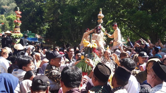 Ribuan warga memadati komplek makam Pantaran mengikuti tradisi Buka Luwur, Jumat (10/7/2026).