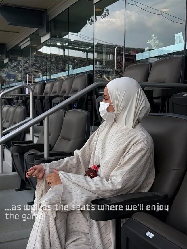 Sebelumnya Rima Edbouche Dembele memperlihatkan penampilannya saat menonton Prancis melawan Swedia di Piala Dunia 2026. Foto: Dok. Instagram VogueMagazine, Rima Edbouche