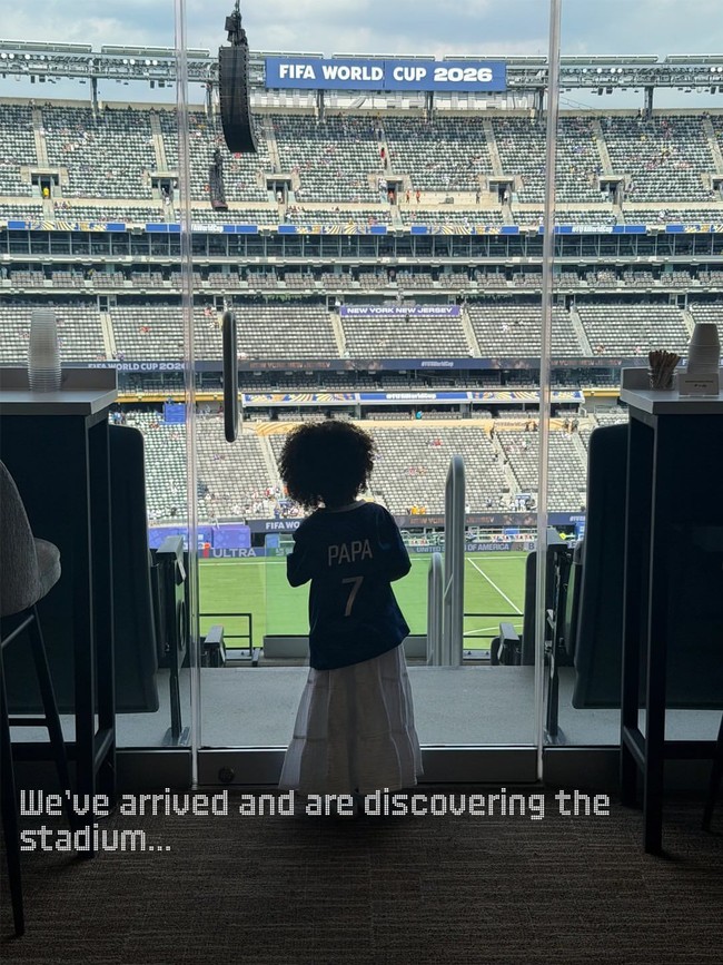 Berbincang dengan Vogue, Rima Edbouche mengungkapkan apa saja persiapannya saat menonton suaminya Ousmane Dembele bertanding. Salah satunya kata Rima adalah mempersiapkan busana putri semata wayang mereka. “Biasanya, dua hingga tiga jam sebelum berangkat ke stadion, saya meluangkan waktu untuk menyiapkan diri dan putri saya. Saya suka memastikan semuanya terasa tenang dan teratur sebelum suasana pertandingan yang penuh semangat dimulai. Jika sedang merasa stres, saya juga meluangkan waktu sejenak untuk berdoa dan berdzikir agar kembali merasa lebih tenang,” tutur Rima. Foto: Dok. Instagram VogueMagazine, Rima Edbouche