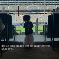 Berbincang dengan Vogue, Rima Edbouche mengungkapkan apa saja persiapannya saat menonton suaminya Ousmane Dembele bertanding. Salah satunya kata Rima adalah mempersiapkan busana putri semata wayang mereka. “Biasanya, dua hingga tiga jam sebelum berangkat ke stadion, saya meluangkan waktu untuk menyiapkan diri dan putri saya. Saya suka memastikan semuanya terasa tenang dan teratur sebelum suasana pertandingan yang penuh semangat dimulai. Jika sedang merasa stres, saya juga meluangkan waktu sejenak untuk berdoa dan berdzikir agar kembali merasa lebih tenang,” tutur Rima. Foto: Dok. Instagram VogueMagazine, Rima Edbouche