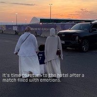 Bersama majalah Vogue, Rima Edbouche memperlihatkan bagaimana kesehariannya saat hadir di lapangan untuk mendukung suaminya Ousmane Dembele, bertanding. Dia memperlihatkan penampilannya saat menonton Prancis melawan Swedia di Piala Dunia 2026. Foto: Dok. Instagram VogueMagazine, Rima Edbouche
