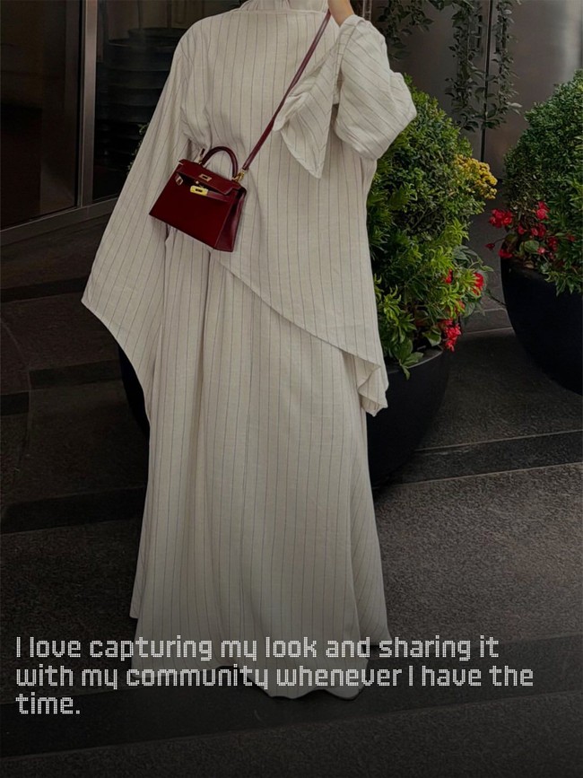 Rima tampil mengenakan atasan asimetris dan rok bergaris senada. Dia melengkapi penampilannya dengan tas Hermes Kelly yang harganya mencapai US$ 20.000 atau sekitar Rp 360 juta. Foto: Dok. Instagram VogueMagazine, Rima Edbouche
