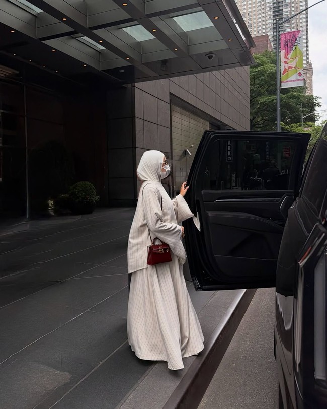 Wanita yang populer di Instagram dengan pengikut lebih dari 500 ribu itu juga tampil dengan gaya khasnya menutupi wajahnya memakai masker.  Foto: Dok. Instagram VogueMagazine, Rima Edbouche